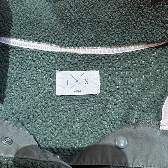 Army Green Warm jacket with pockets. - Picture 8 of 11